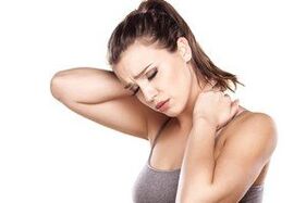 Douleurs au cou et aux épaules les premiers signes d'ostéochondrose cervicale