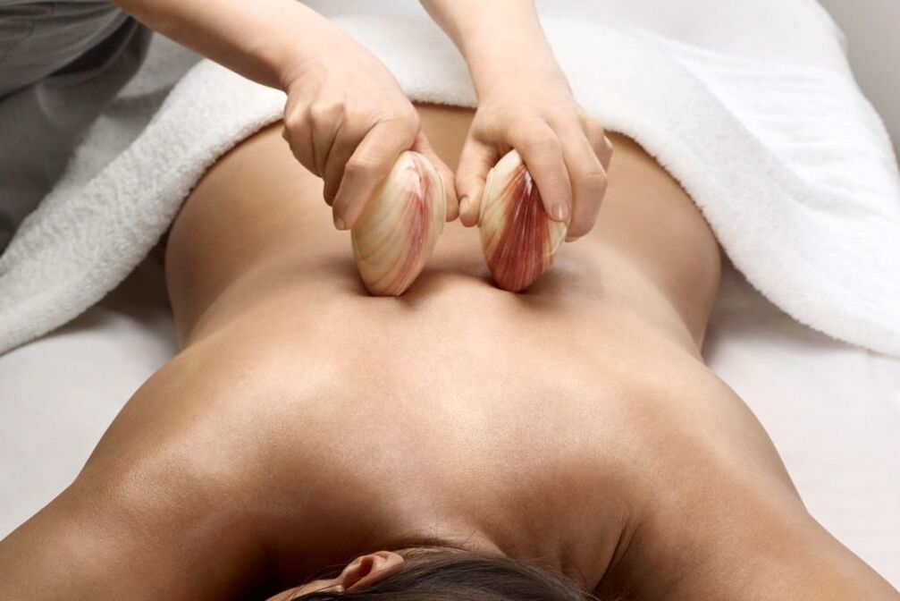 Le massage est une méthode pour soulager la douleur liée à l'ostéochondrose.